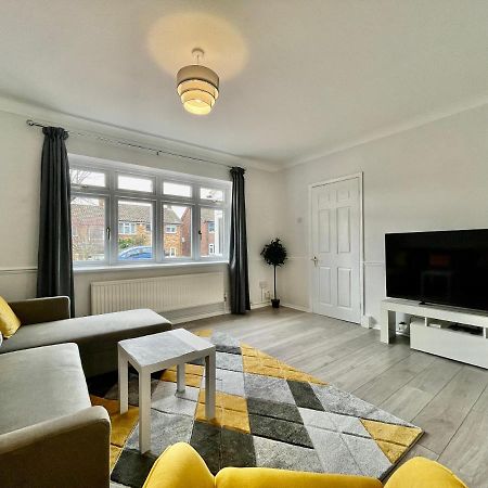 Stylish 3 Bed Chigwell Home With Free Parking Экстерьер фото