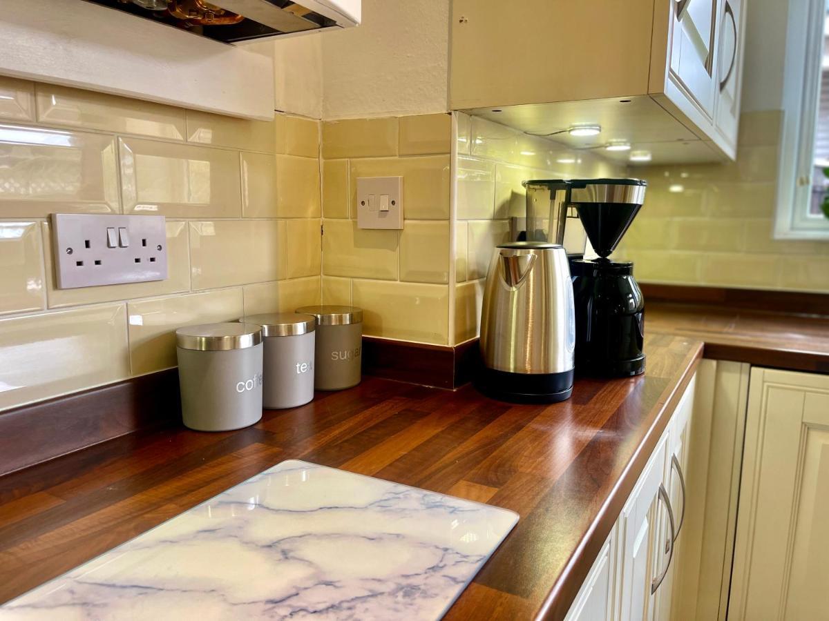 Stylish 3 Bed Chigwell Home With Free Parking Экстерьер фото
