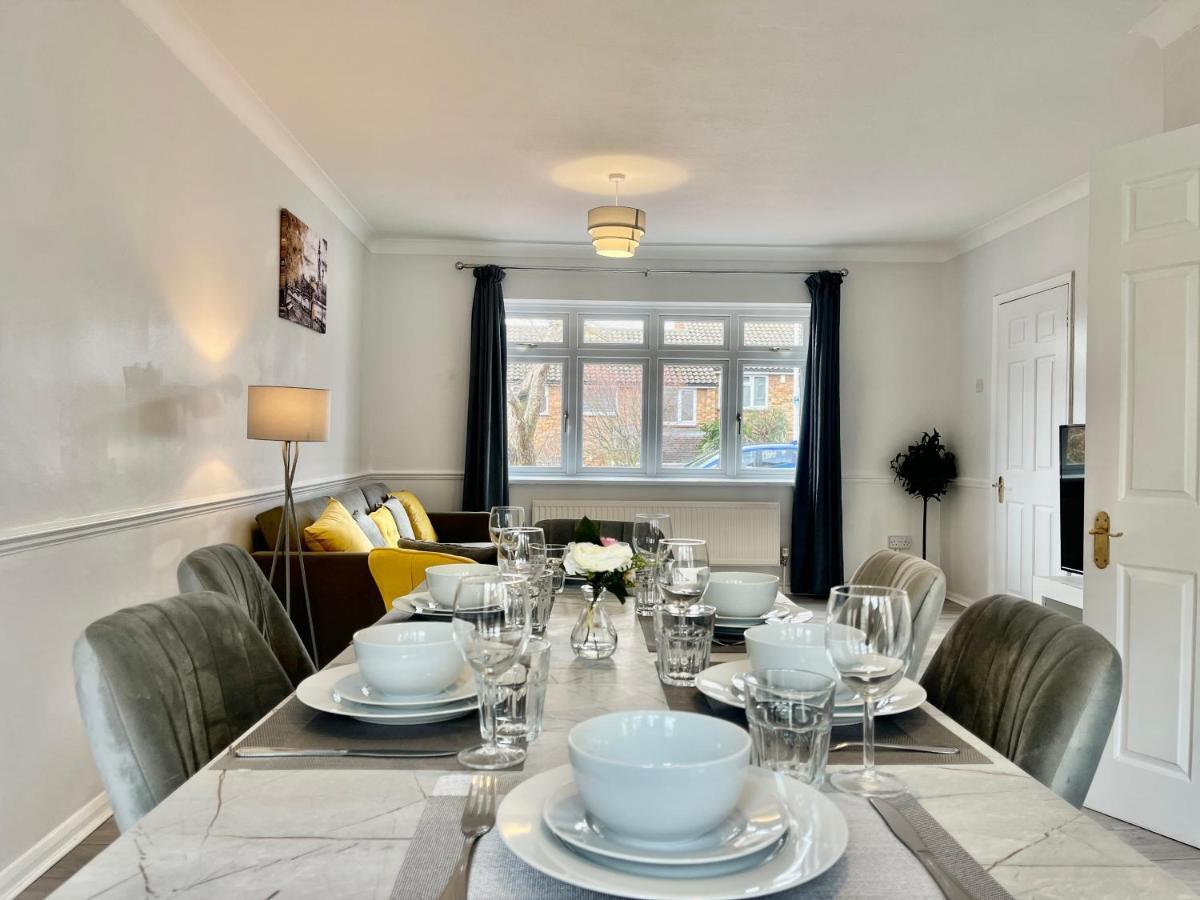 Stylish 3 Bed Chigwell Home With Free Parking Экстерьер фото