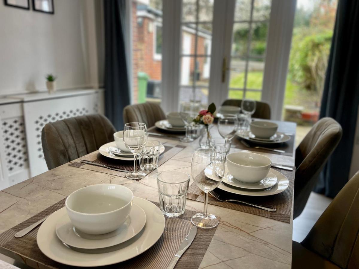 Stylish 3 Bed Chigwell Home With Free Parking Экстерьер фото