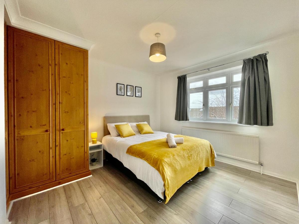 Stylish 3 Bed Chigwell Home With Free Parking Экстерьер фото