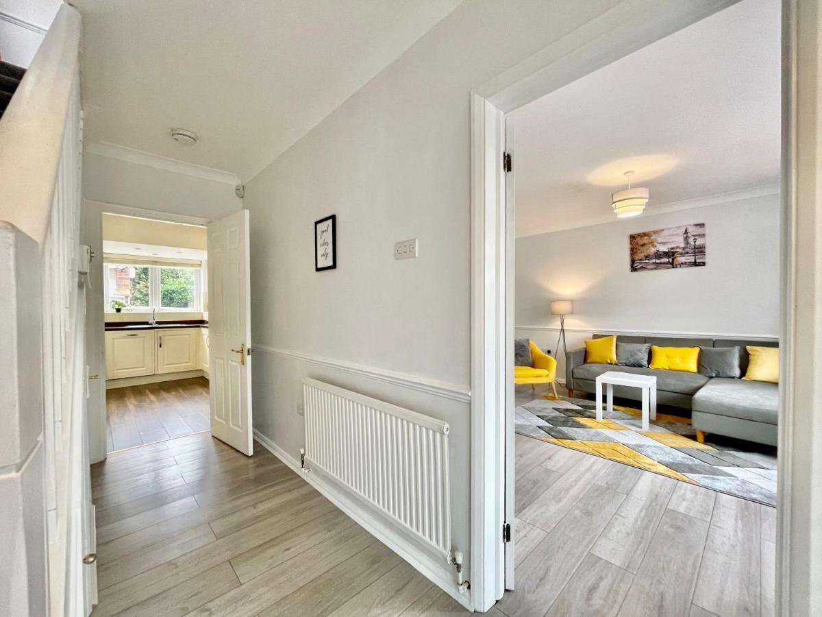 Stylish 3 Bed Chigwell Home With Free Parking Экстерьер фото