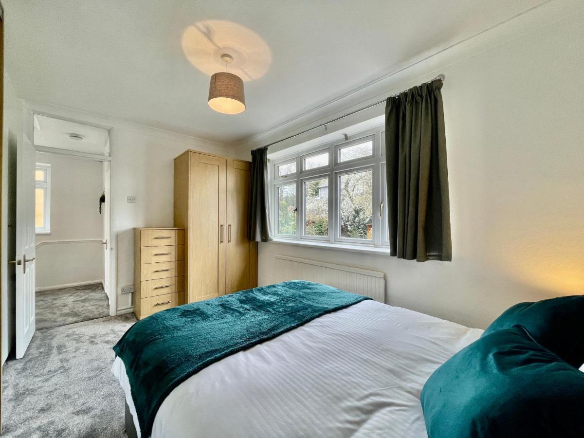 Stylish 3 Bed Chigwell Home With Free Parking Экстерьер фото