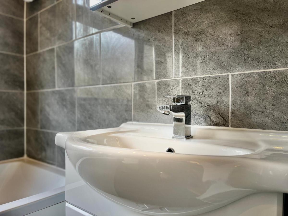 Stylish 3 Bed Chigwell Home With Free Parking Экстерьер фото