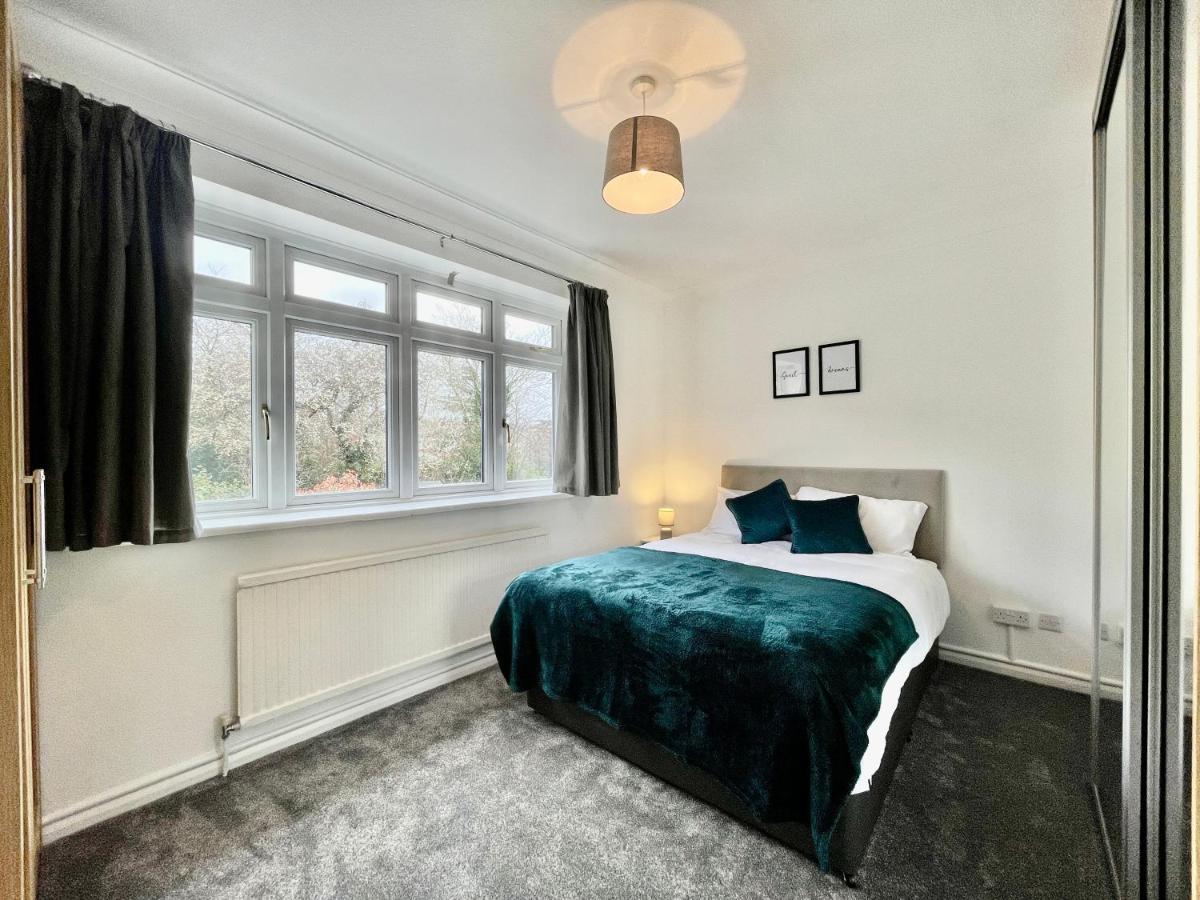 Stylish 3 Bed Chigwell Home With Free Parking Экстерьер фото