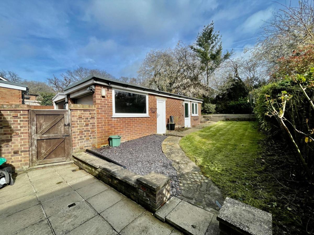 Stylish 3 Bed Chigwell Home With Free Parking Экстерьер фото