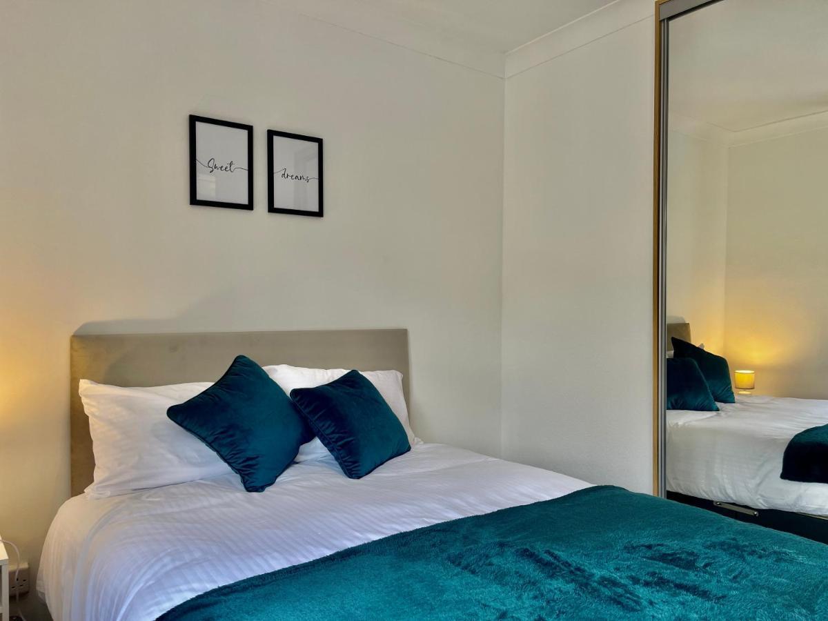 Stylish 3 Bed Chigwell Home With Free Parking Экстерьер фото
