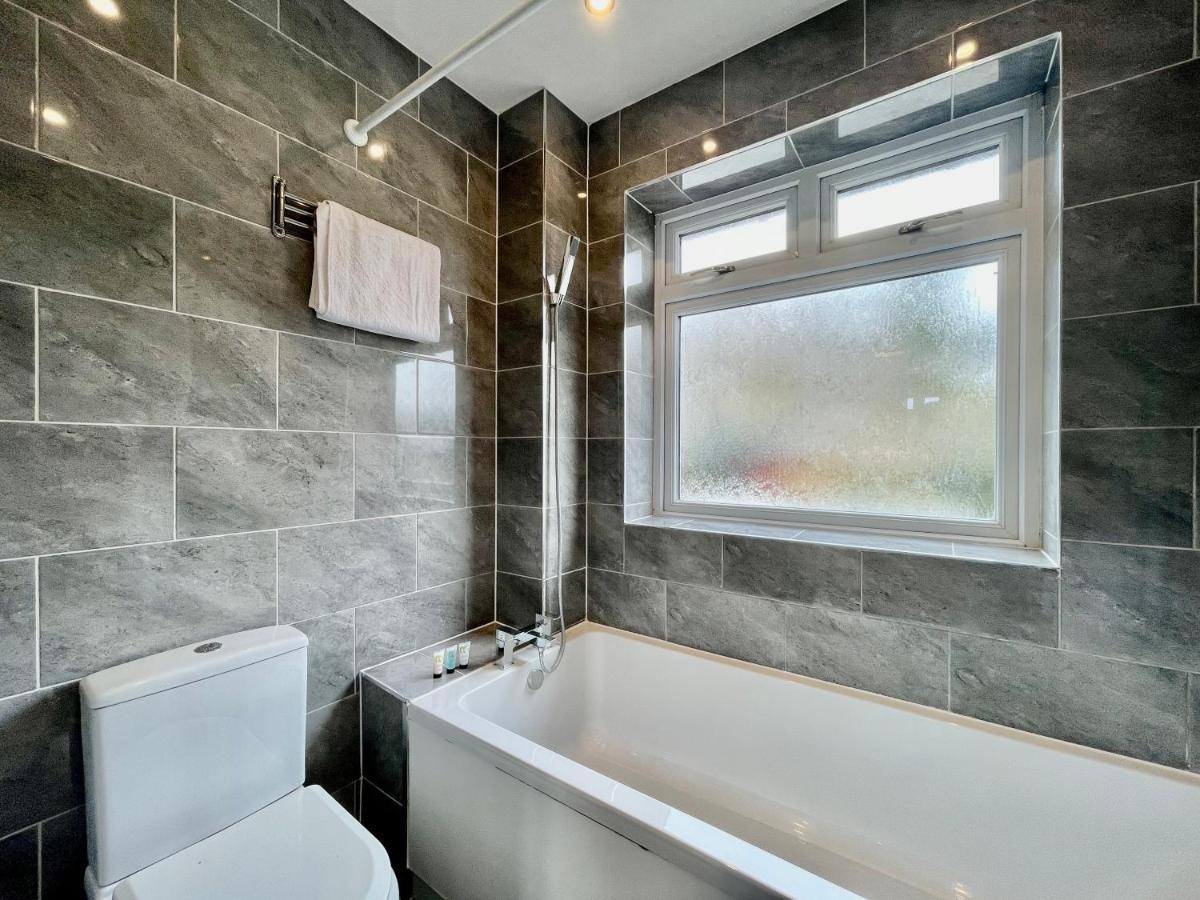 Stylish 3 Bed Chigwell Home With Free Parking Экстерьер фото
