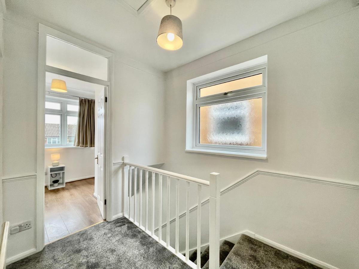 Stylish 3 Bed Chigwell Home With Free Parking Экстерьер фото