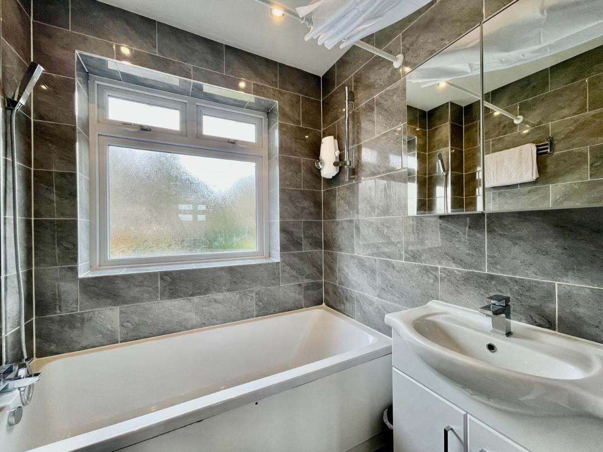 Stylish 3 Bed Chigwell Home With Free Parking Экстерьер фото